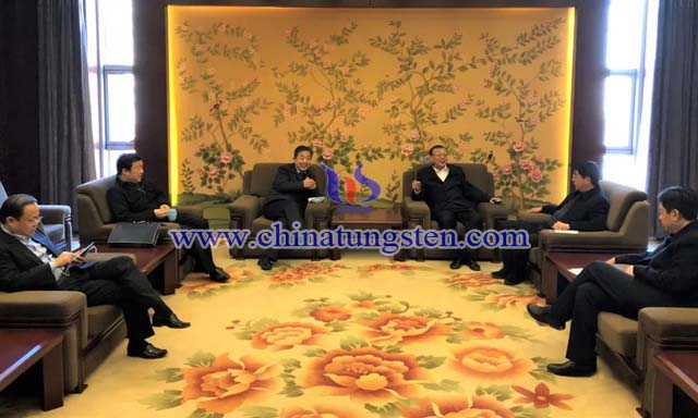 授牌前丁學(xué)全會長與清河縣人大常委會主任任山景等縣領(lǐng)導(dǎo)進(jìn)行交流