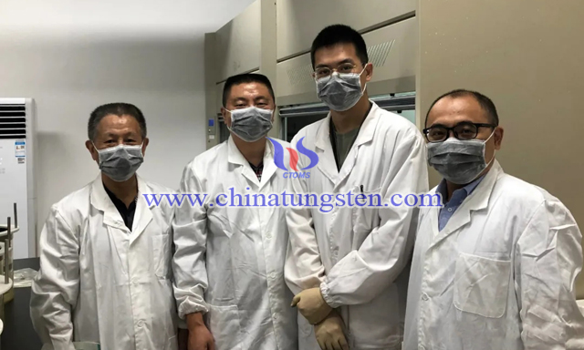 從左至右：協(xié)會(huì)辦公室主任方季云、江鎢控股進(jìn)出口公司經(jīng)理常雨忠、上海化工院工程師王高俊、廈門金鷺?lè)勰┖Ｍ怃N售部經(jīng)理鄭志良